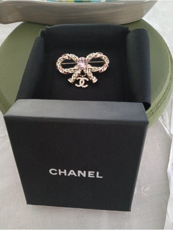 CHANEL Jewelry - CHANEL Gold-Tone Bow Brooch with Pink Crystal and Pearls - NWOT - with box